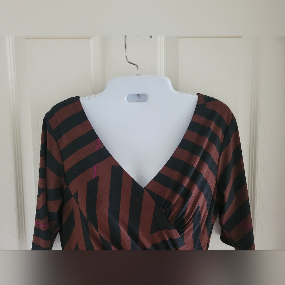 Donna Ricco | Brown/Black Abstract Stripe Asymmetric Ruched Dress (SIZE 4P) - Picture 6 of 12
